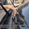 Abu Vulkanik Anak Krakatau Bikin 'Kebul' Kendaraan Warga Sukabumi, Lebih Tebal dari Debu Biasa